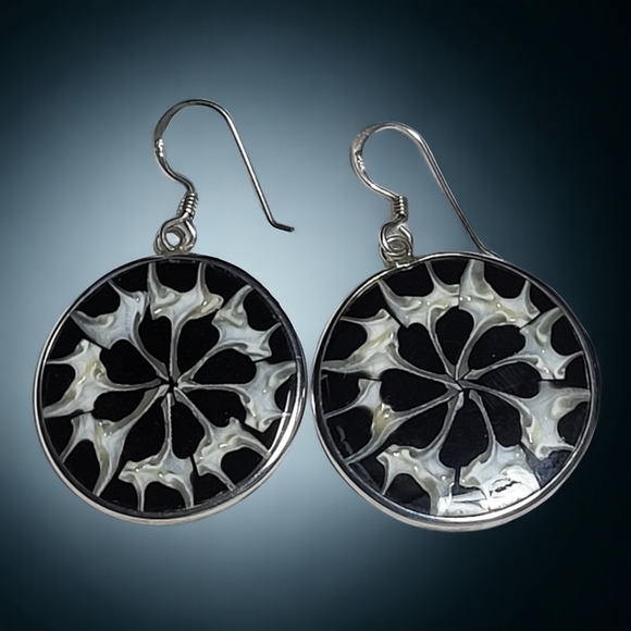 925 Sterling Silver Natural Trochoidea Top Shell Inlaid Black Resin Earrings - Picture 4 of 7